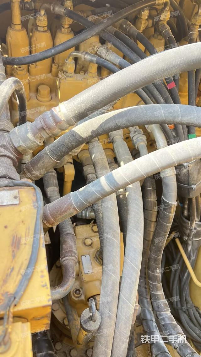 回转马达和主控阀（整机外观）