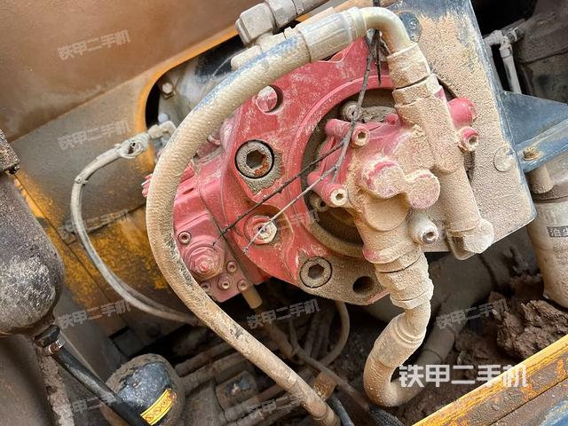 液壓泵艙室正面整體（整機外觀）