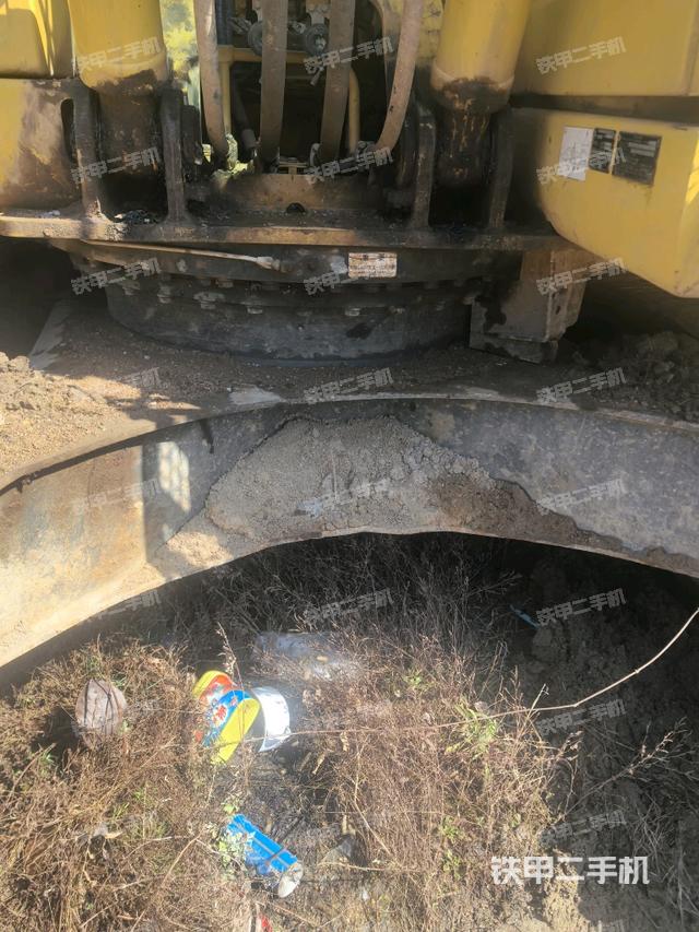 轉盤和下車架正前(工作和回轉裝置) 轉盤和下車架正前(工作和回轉裝置)