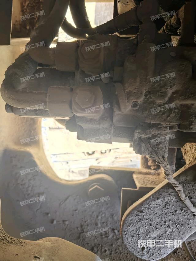 液壓泵艙室正面整體(整機外觀) 液壓泵艙室正面整體(整機外觀)