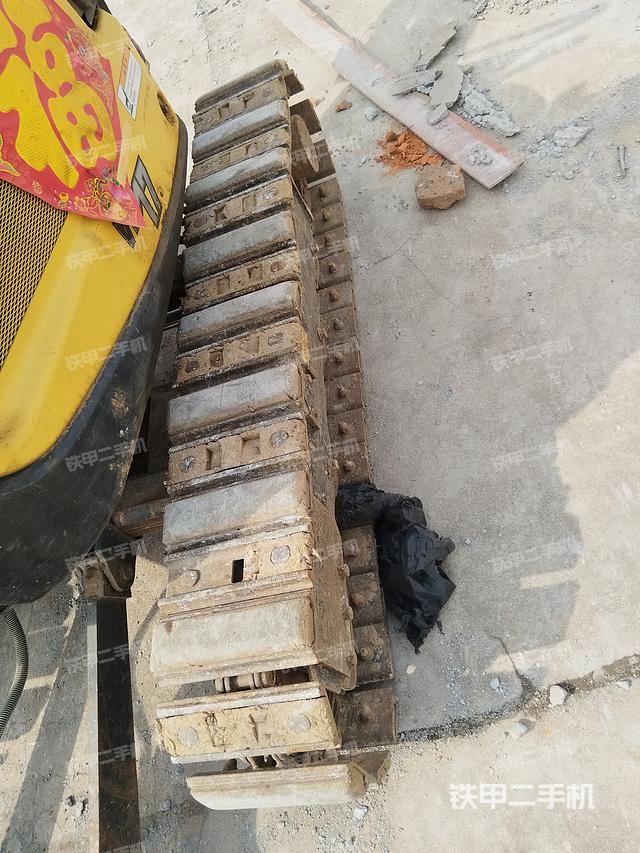 單側(cè)履帶整體(整機(jī)外觀) 單側(cè)履帶整體(整機(jī)外觀)