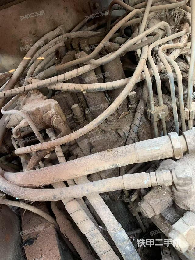 回轉馬達和主控閥(整機外觀) 回轉馬達和主控閥(整機外觀)