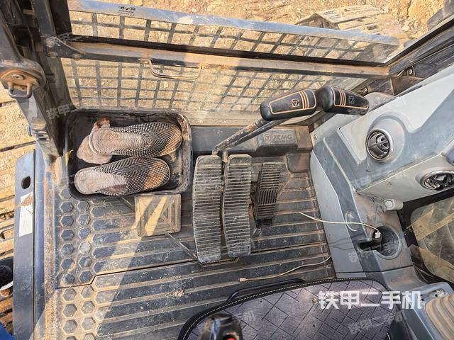 行走控制手柄和踏板?俯拍（駕駛室部分）