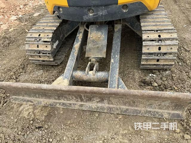 鏟斗右后整體(工作和回轉(zhuǎn)裝置) 鏟斗右后整體(工作和回轉(zhuǎn)裝置)