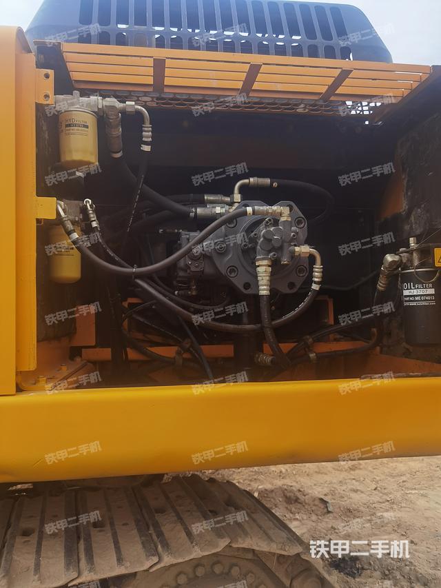 液压泵舱室正面整体（整机外观）