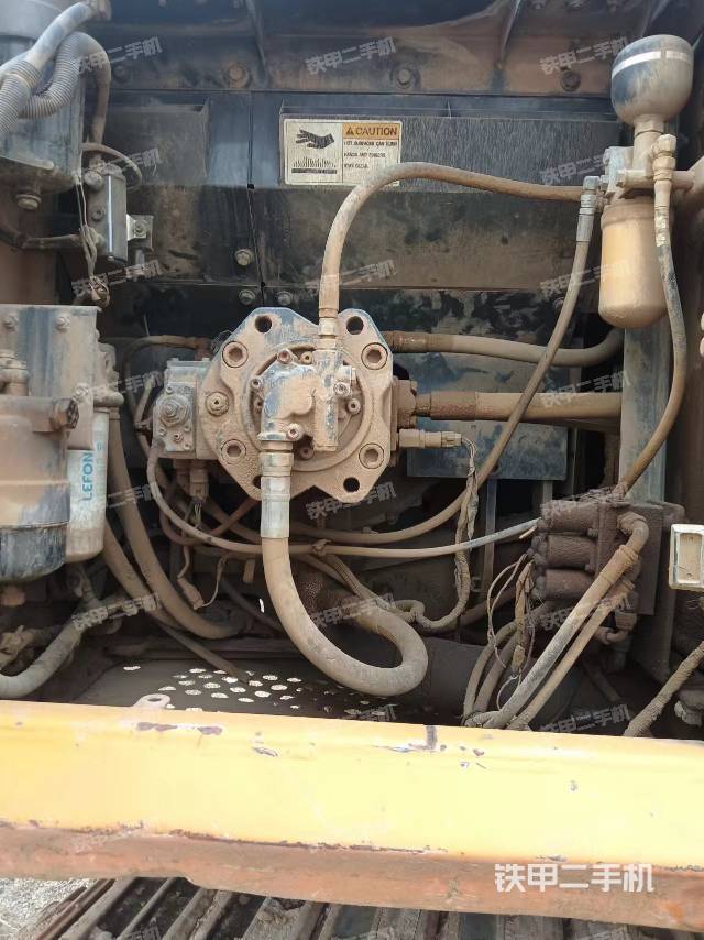 液压泵舱室正面整体（整机外观）