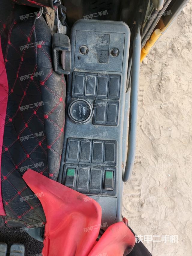 座椅右側(cè)控制臺/鑰匙門/油門/含右手柄（駕駛室部分）