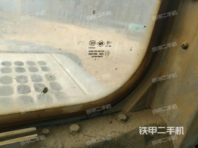 行走控制手柄和踏板?俯拍（駕駛室部分）