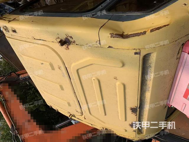 駕駛室頂部(整機(jī)外觀) 駕駛室頂部(整機(jī)外觀)