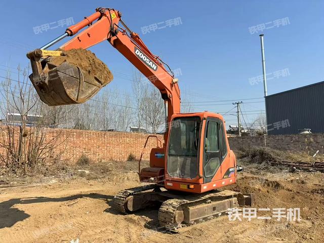 駕駛室整體(整機外觀) 駕駛室整體(整機外觀)