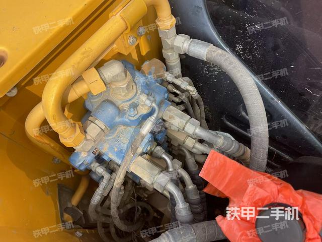 回轉(zhuǎn)馬達(dá)和主控閥(整機(jī)外觀) 回轉(zhuǎn)馬達(dá)和主控閥(整機(jī)外觀)