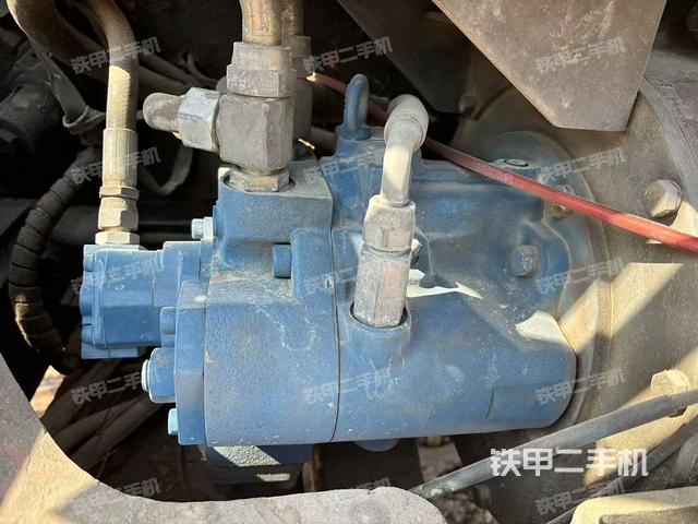 液壓泵艙室正面整體(整機外觀) 液壓泵艙室正面整體(整機外觀)