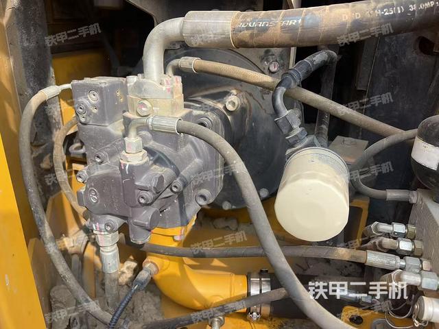 液壓泵艙室正面整體(整機(jī)外觀) 液壓泵艙室正面整體(整機(jī)外觀)