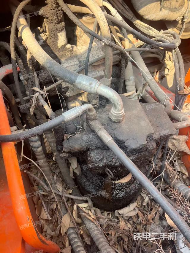 回转马达和主控阀（整机外观）