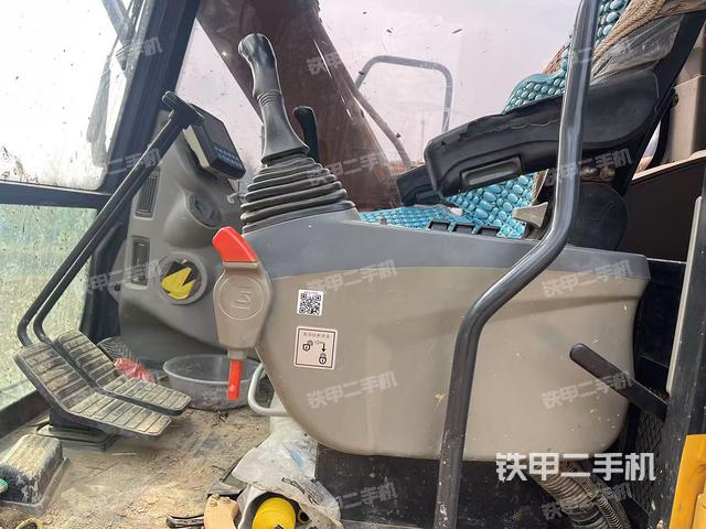 駕駛室整體(整機(jī)外觀) 駕駛室整體(整機(jī)外觀)