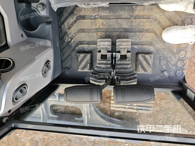 行走控制手柄和踏板?俯拍（駕駛室部分）