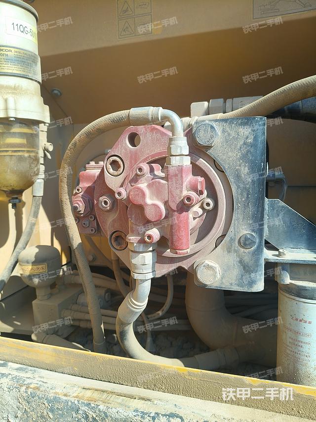 液压泵舱室正面整体（整机外观）