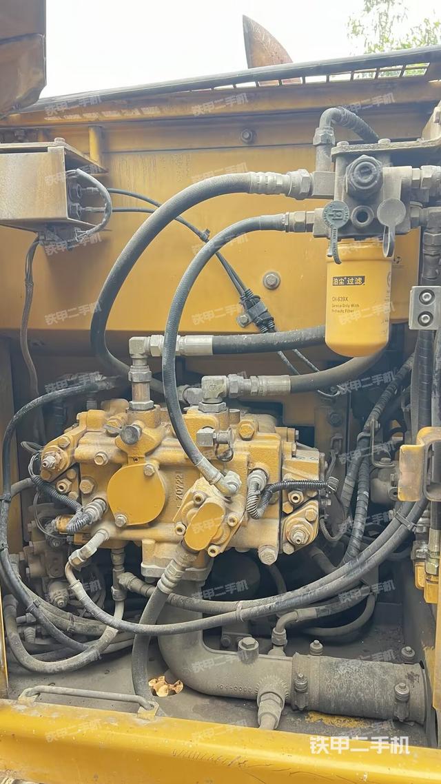 液压泵舱室正面整体（整机外观）