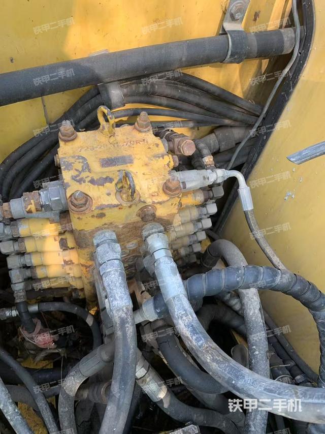 回轉馬達和主控閥（整機外觀）