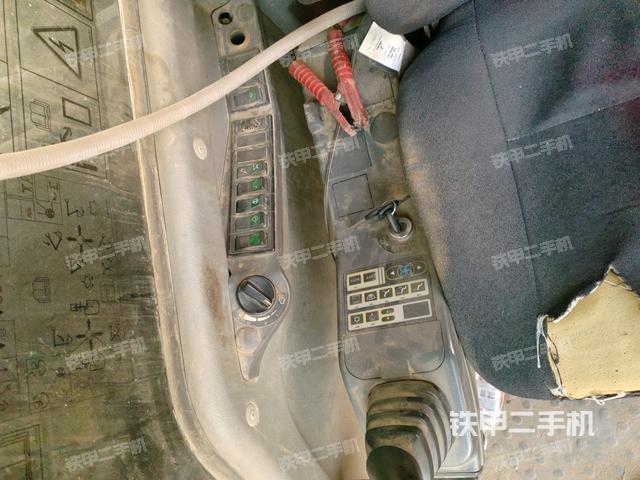 座椅右側控制臺/鑰匙門/油門/含右手柄(駕駛室部分) 座椅右側控制臺/鑰匙門/油門/含右手柄(駕駛室部分)