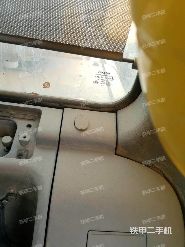 后窗玻璃角標(駕駛室部分) 后窗玻璃角標(駕駛室部分)