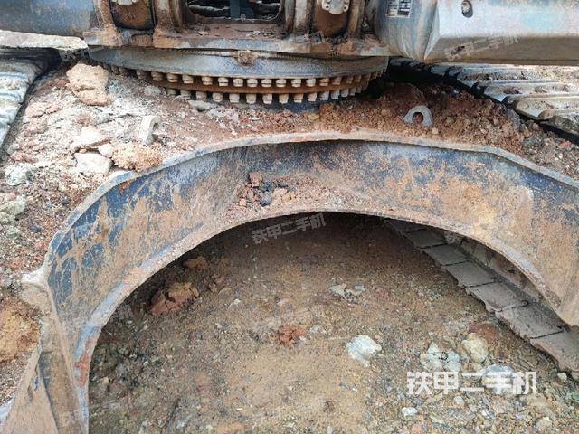 转盘和下车架正前(工作和回转装置) 转盘和下车架正前(工作和回转装置)