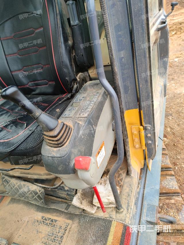 座椅左侧控制台/音响/含左手柄(驾驶室部分) 座椅左侧控制台/音响/含左手柄(驾驶室部分)