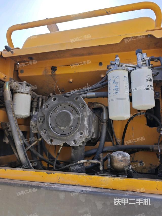 液壓泵艙室正面整體（整機外觀）