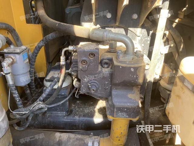 液壓泵艙室正面整體(整機(jī)外觀) 液壓泵艙室正面整體(整機(jī)外觀)