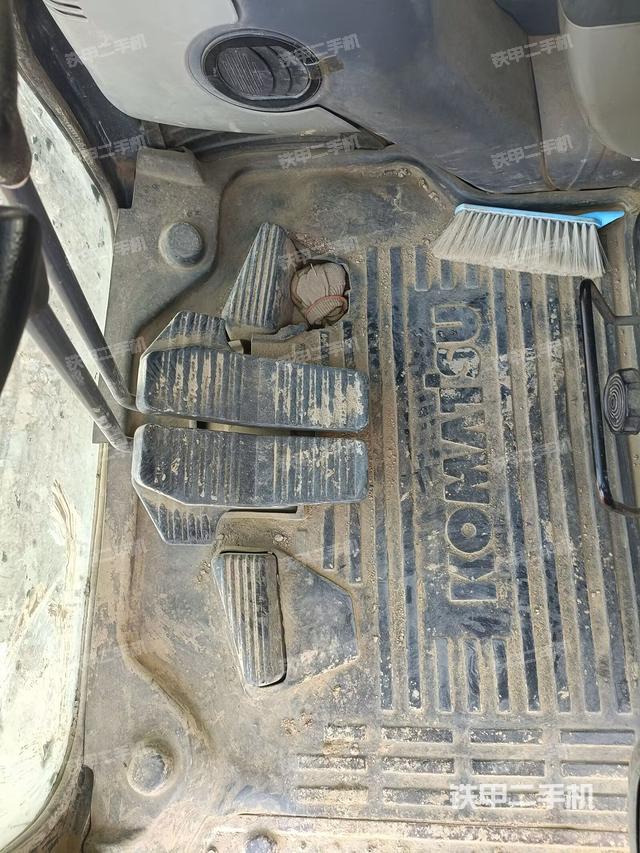 行走控制手柄和踏板?俯拍（駕駛室部分）