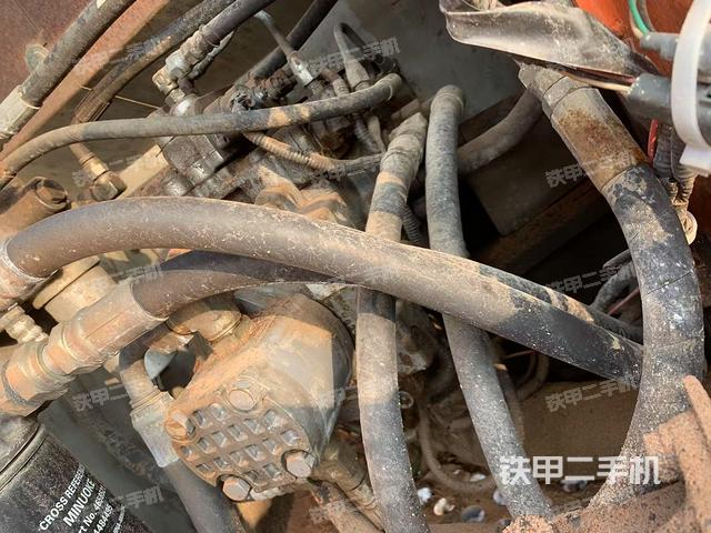 液壓泵艙室正面整體(整機外觀) 液壓泵艙室正面整體(整機外觀)