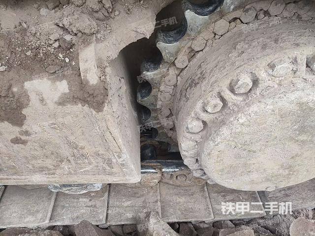 單側(cè)履帶整體(整機(jī)外觀) 單側(cè)履帶整體(整機(jī)外觀)