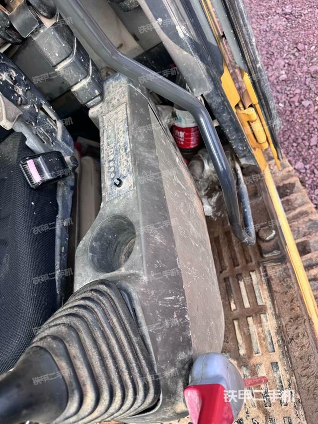 座椅右側(cè)控制臺(tái)/鑰匙門/油門/含右手柄（駕駛室部分）