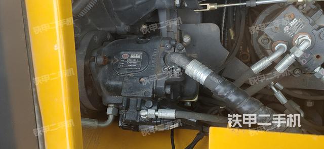 液压泵舱室正面整体（整机外观）