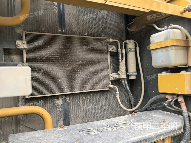 散熱器正面(大件艙室) 散熱器正面(大件艙室)