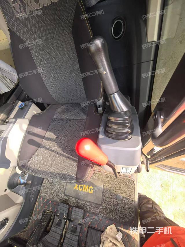 座椅右側(cè)控制臺(tái)/鑰匙門/油門/含右手柄(駕駛室部分) 座椅右側(cè)控制臺(tái)/鑰匙門/油門/含右手柄(駕駛室部分)