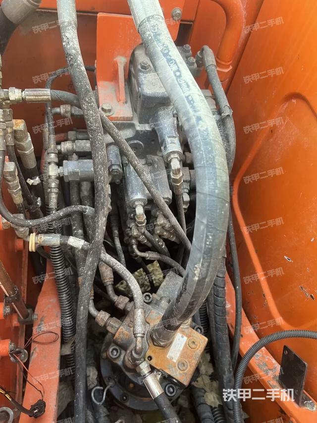 回轉(zhuǎn)馬達(dá)和主控閥（整機(jī)外觀）