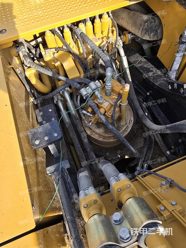 回转马达和主控阀（整机外观）