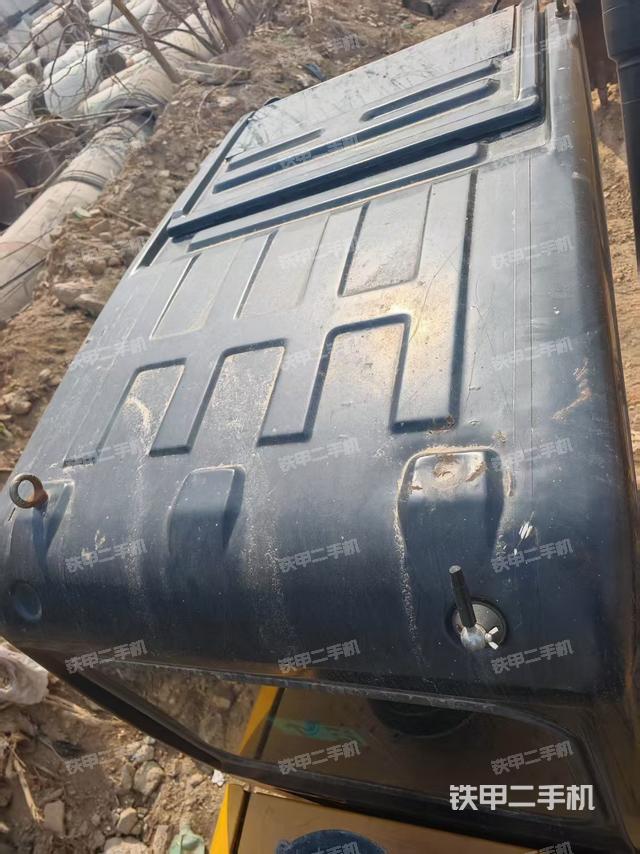 駕駛室頂部(整機(jī)外觀) 駕駛室頂部(整機(jī)外觀)