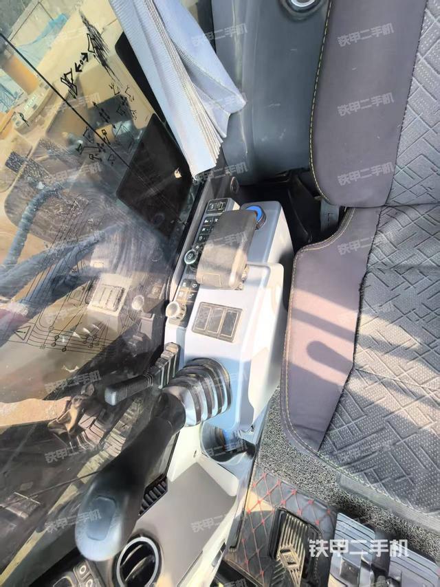 座椅左側(cè)控制臺(tái)/音響/含左手柄(駕駛室部分) 座椅左側(cè)控制臺(tái)/音響/含左手柄(駕駛室部分)