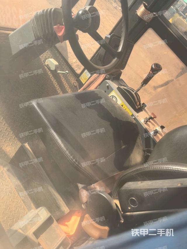 駕駛室內(nèi)座椅、儀表操作手柄全景（壓路機(jī)駕駛室）