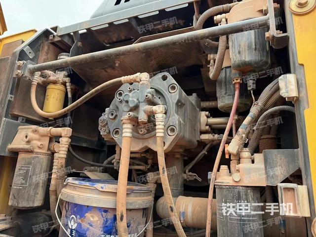 液壓泵艙室正面整體(整機外觀) 液壓泵艙室正面整體(整機外觀)