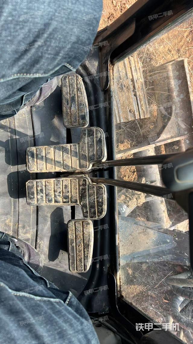 行走控制手柄和踏板?俯拍（駕駛室部分）