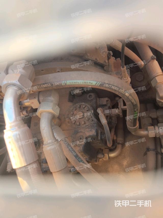 發(fā)動機(jī)上部全景（壓路機(jī)發(fā)動機(jī)艙）