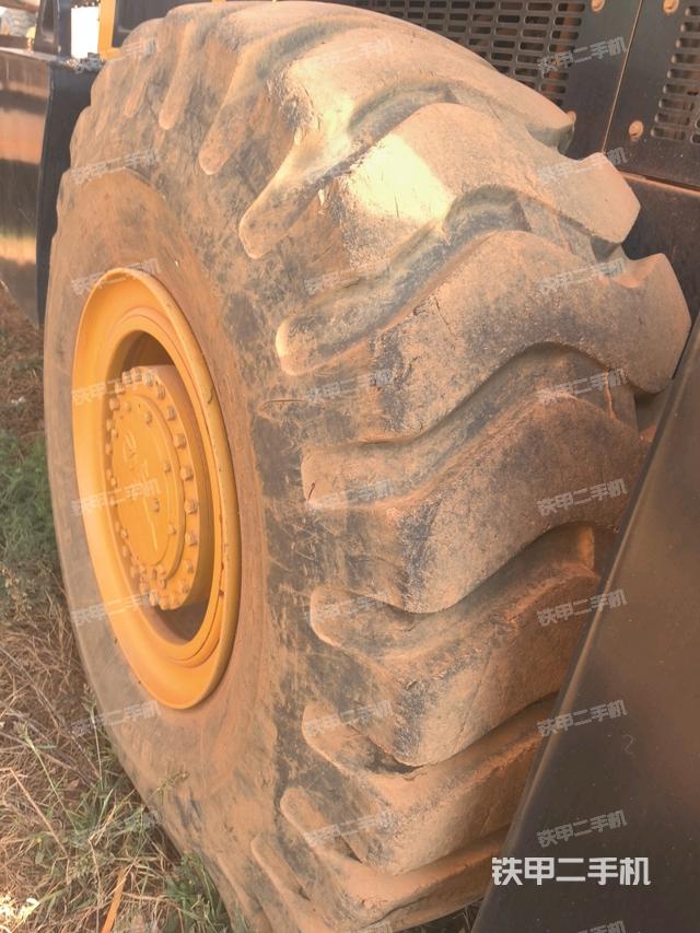 后輪右側(cè)全景（壓路機(jī)前后車架）