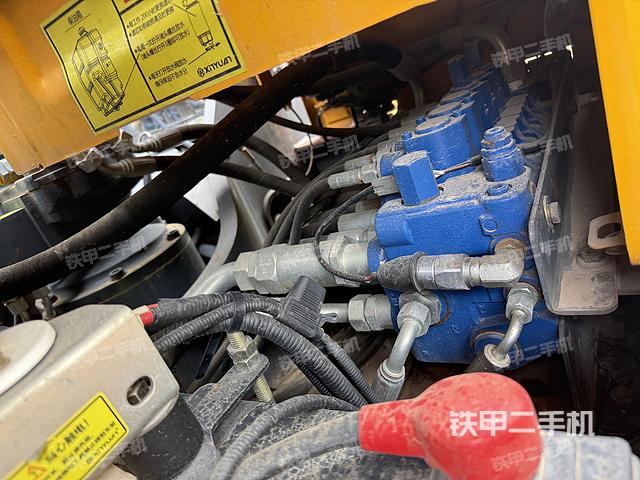 液压泵舱室正面整体（整机外观）