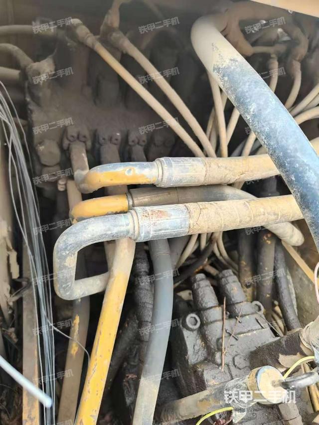 回轉(zhuǎn)馬達(dá)和主控閥（整機(jī)外觀）