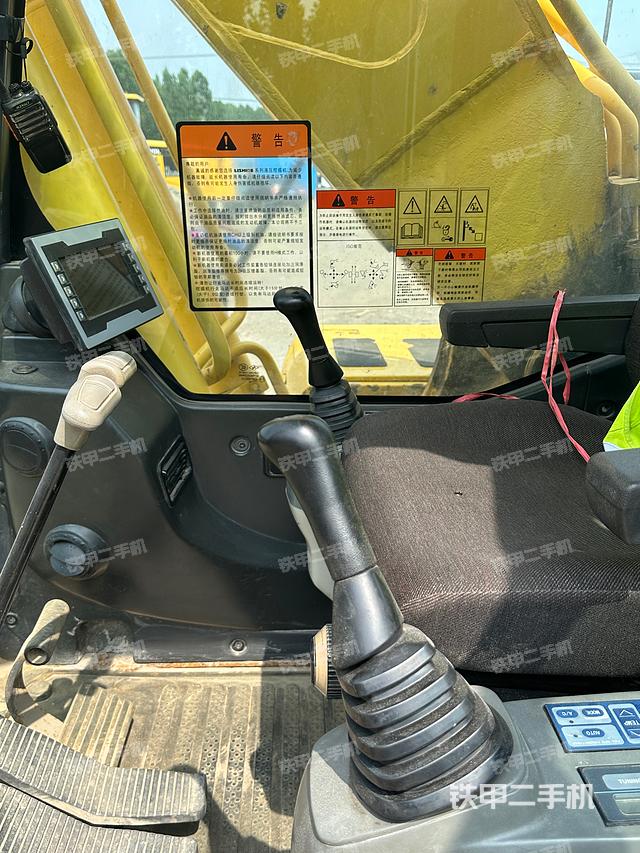 駕駛室頂部(整機(jī)外觀) 駕駛室頂部(整機(jī)外觀)