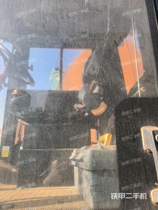 駕駛室側(cè)向上照全景（壓路機(jī)駕駛室）