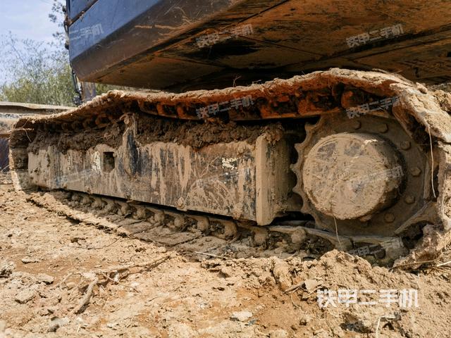 單側(cè)履帶整體(整機(jī)外觀) 單側(cè)履帶整體(整機(jī)外觀)